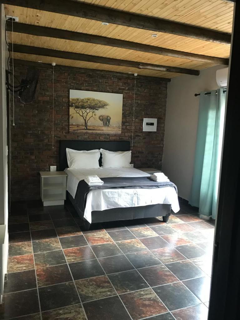 Kruger Wild Dog Inn Marloth Park Exterior photo