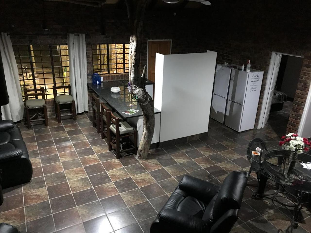 Kruger Wild Dog Inn Marloth Park Room photo